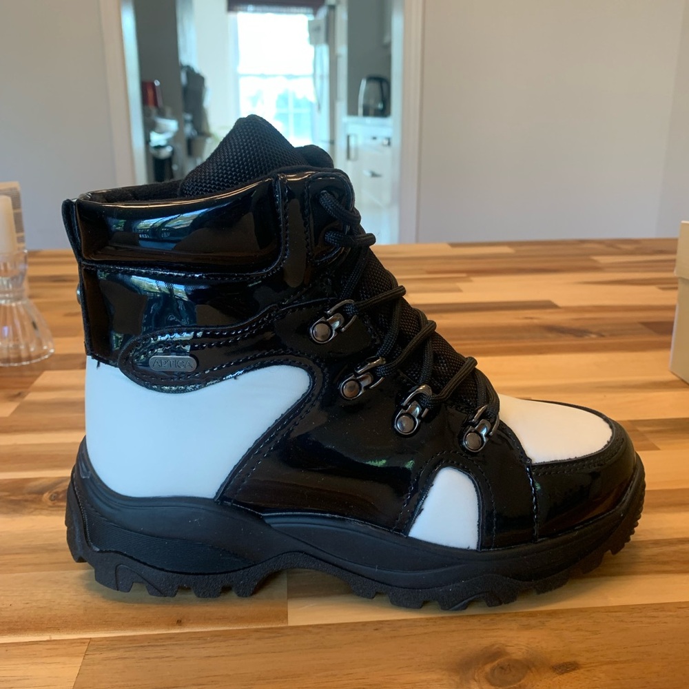 Artica Boots Size 6 - brand new